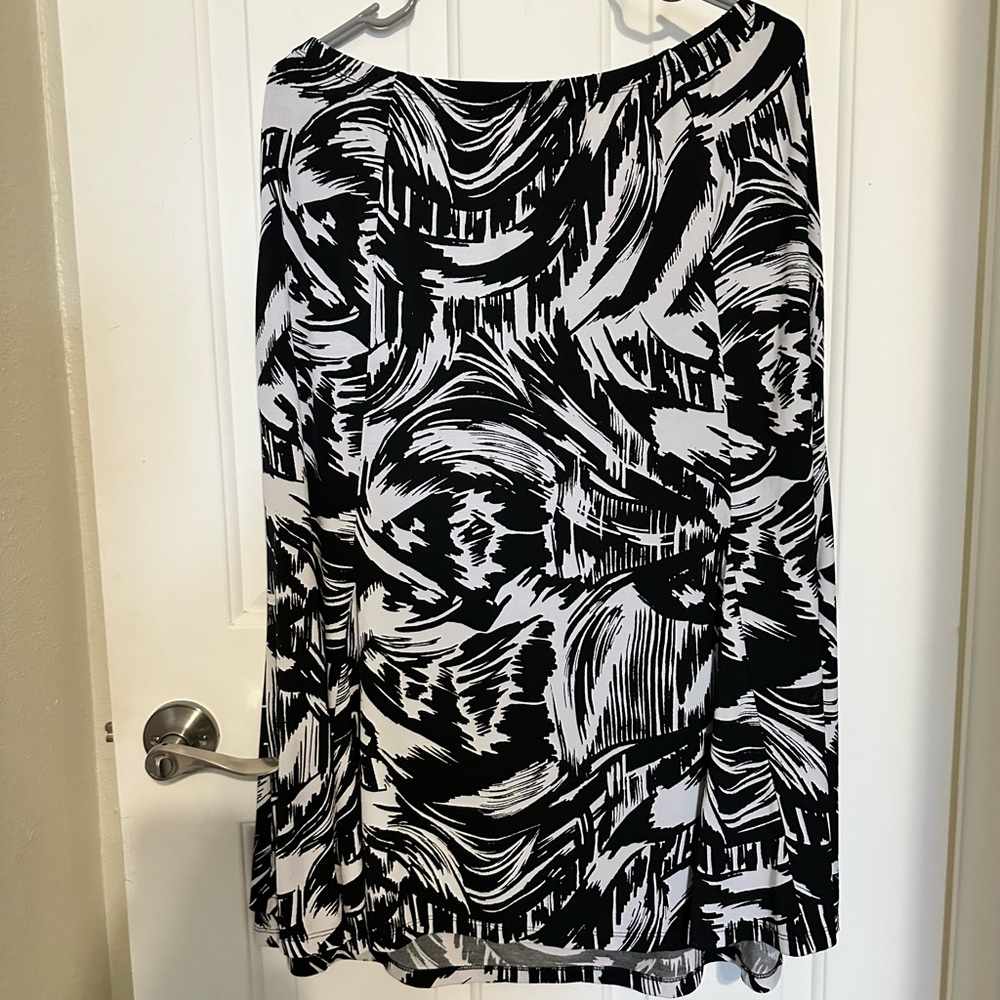 Petite XL JM  Collection Black and White Abstract Print Skirt